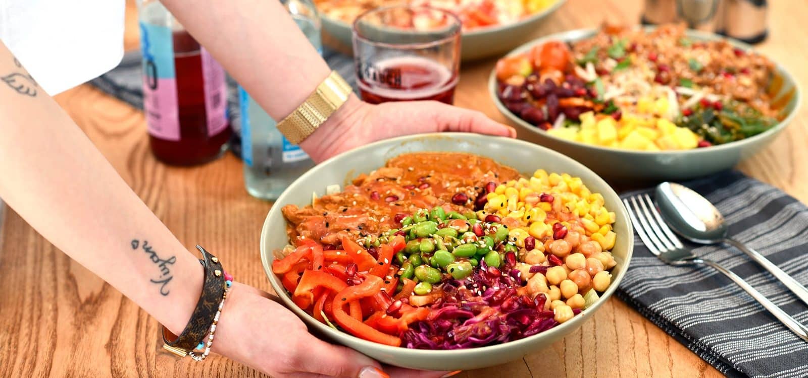 Frische Bowl von Odis Bowl Greven über dem Tisch gehalten