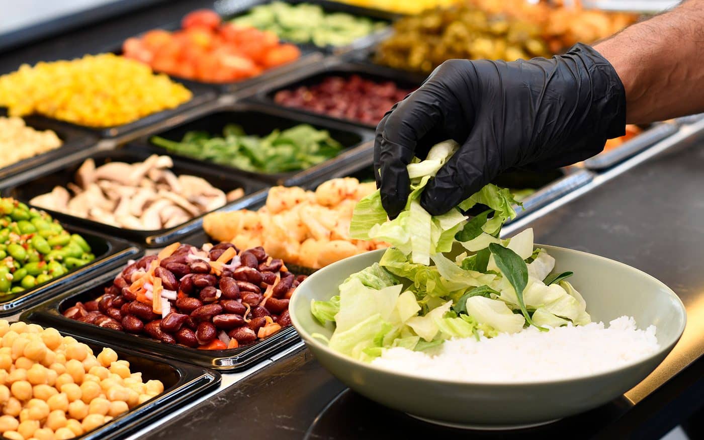 Frischer Blattsalat wird in eine Bowl gegeben